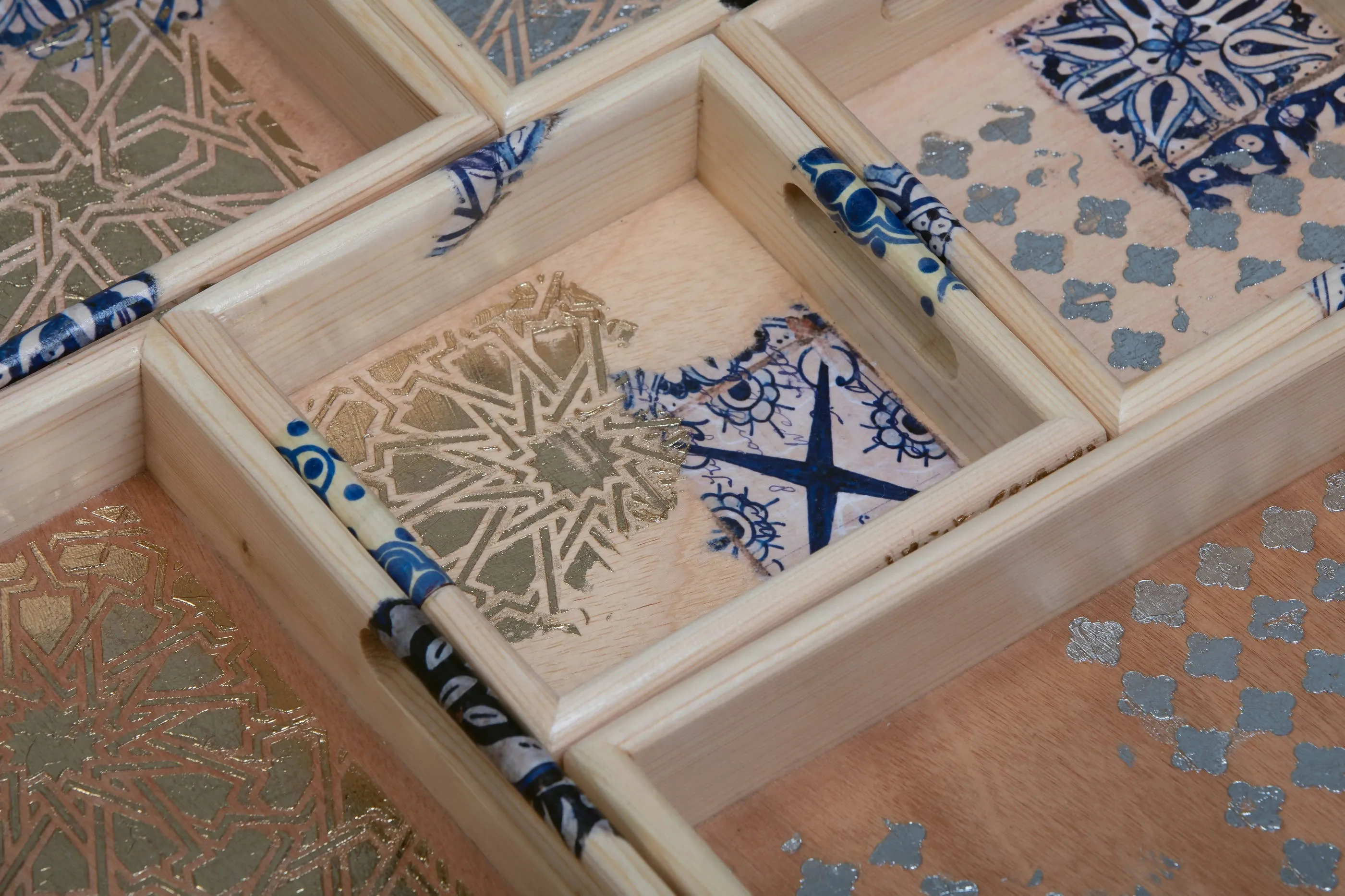 18 cm Wooden Tray with Printed Zelij Fragments