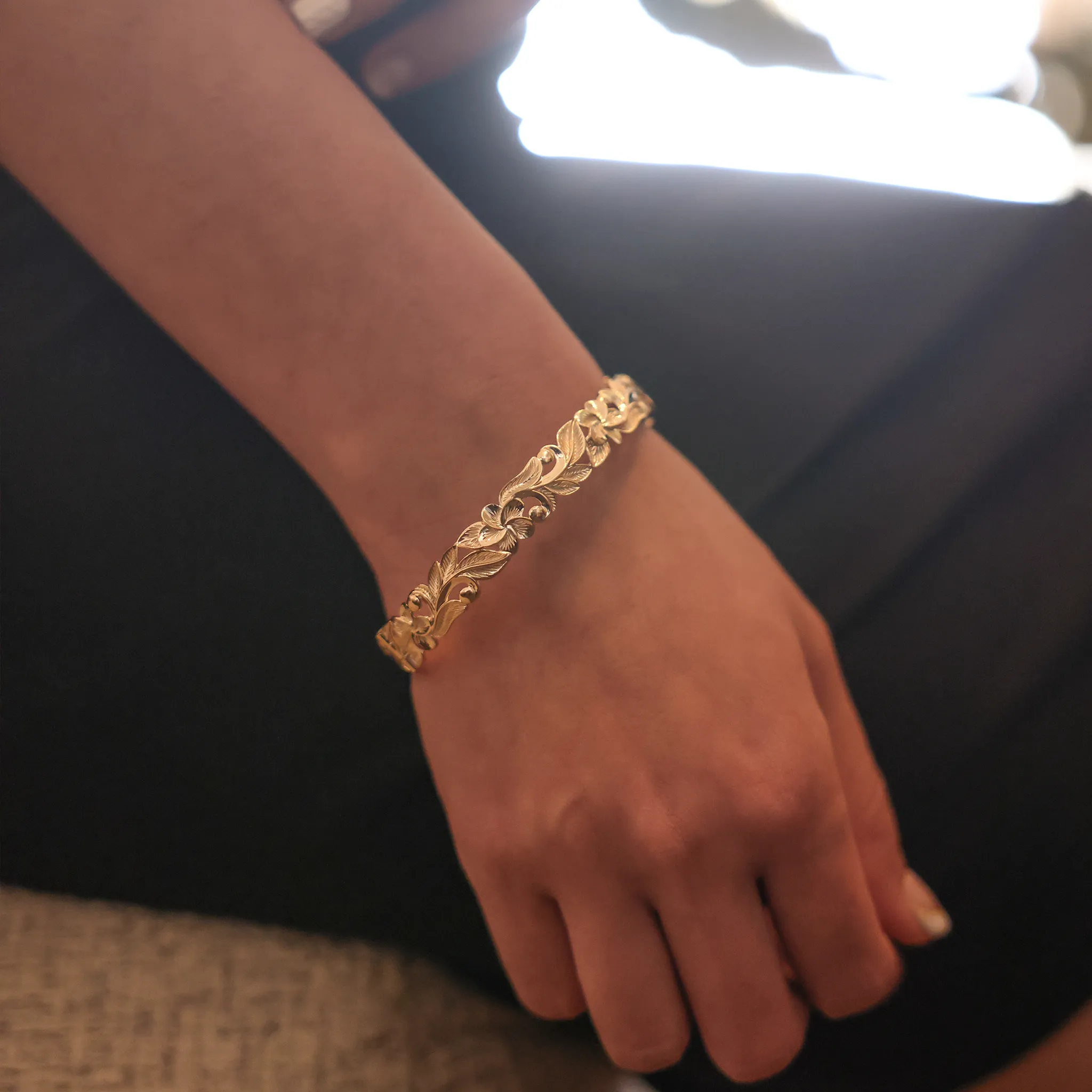 Hawaiian Heirloom Plumeria Hinge Bracelet in Gold - 10mm