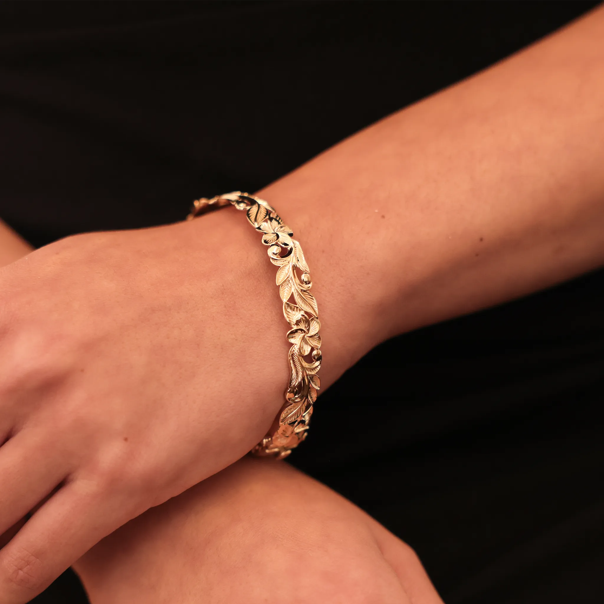 Hawaiian Heirloom Plumeria Hinge Bracelet in Gold - 10mm